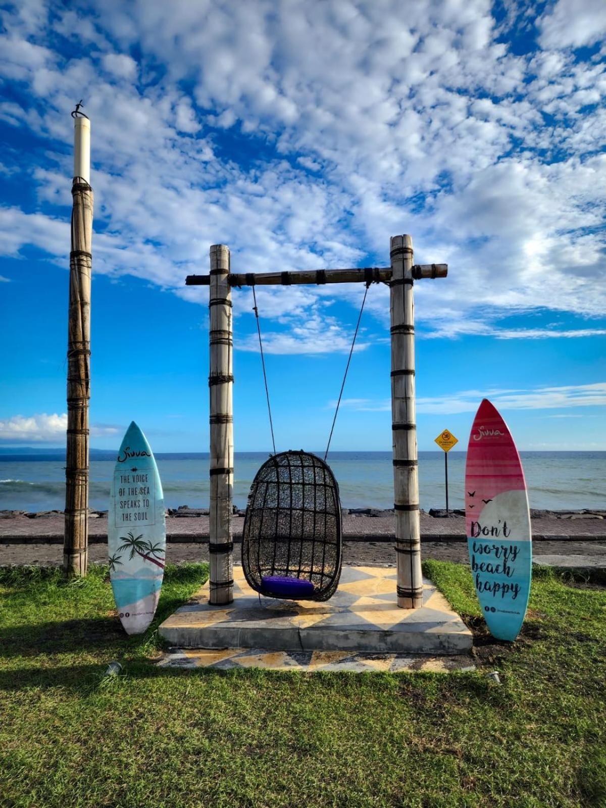 Wyndham Tamansari Jivva Resort Bali Siyut Exterior foto The swing at the beach