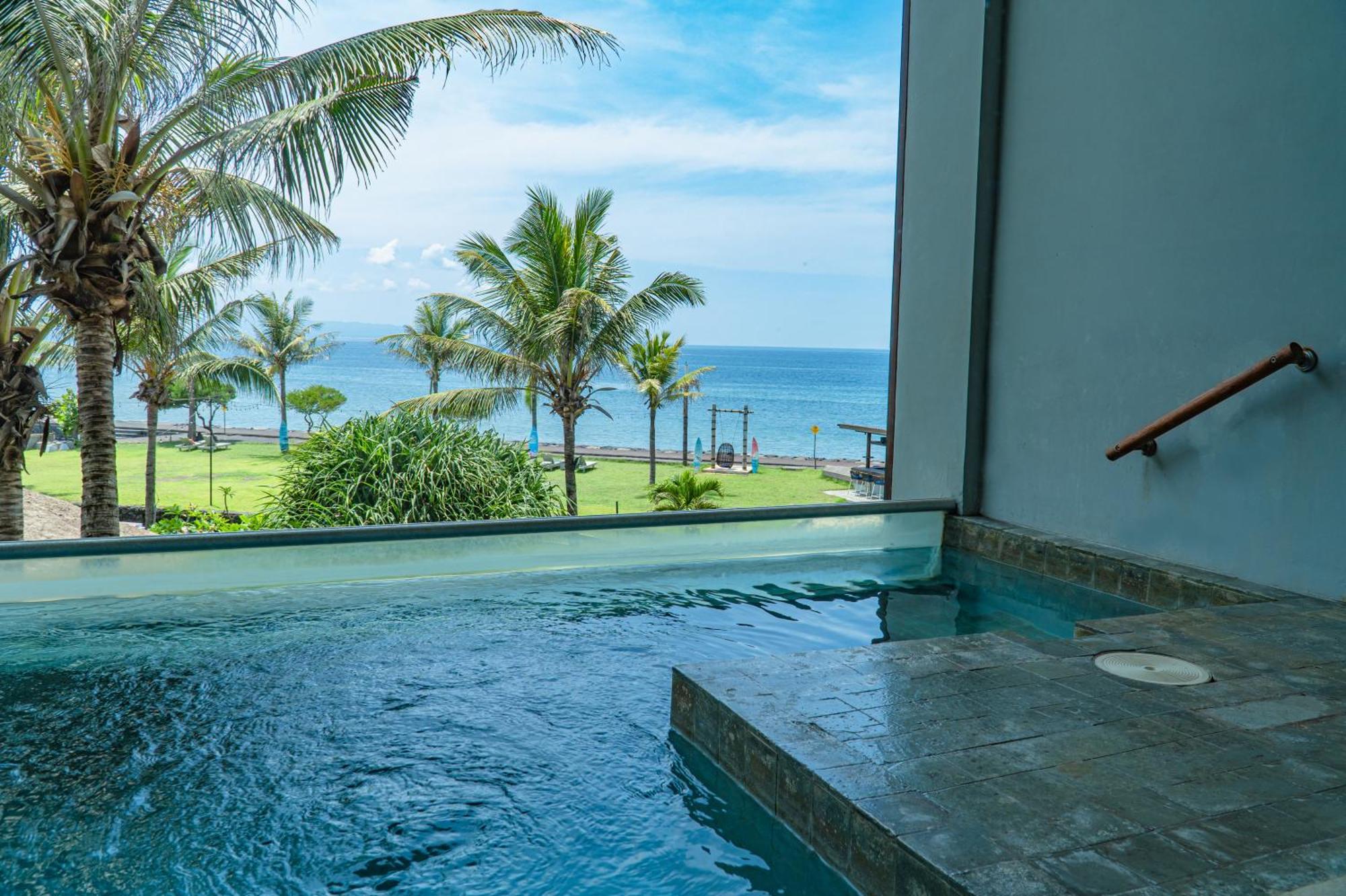 Wyndham Tamansari Jivva Resort Bali Siyut Exterior foto View from the pool at the hotel