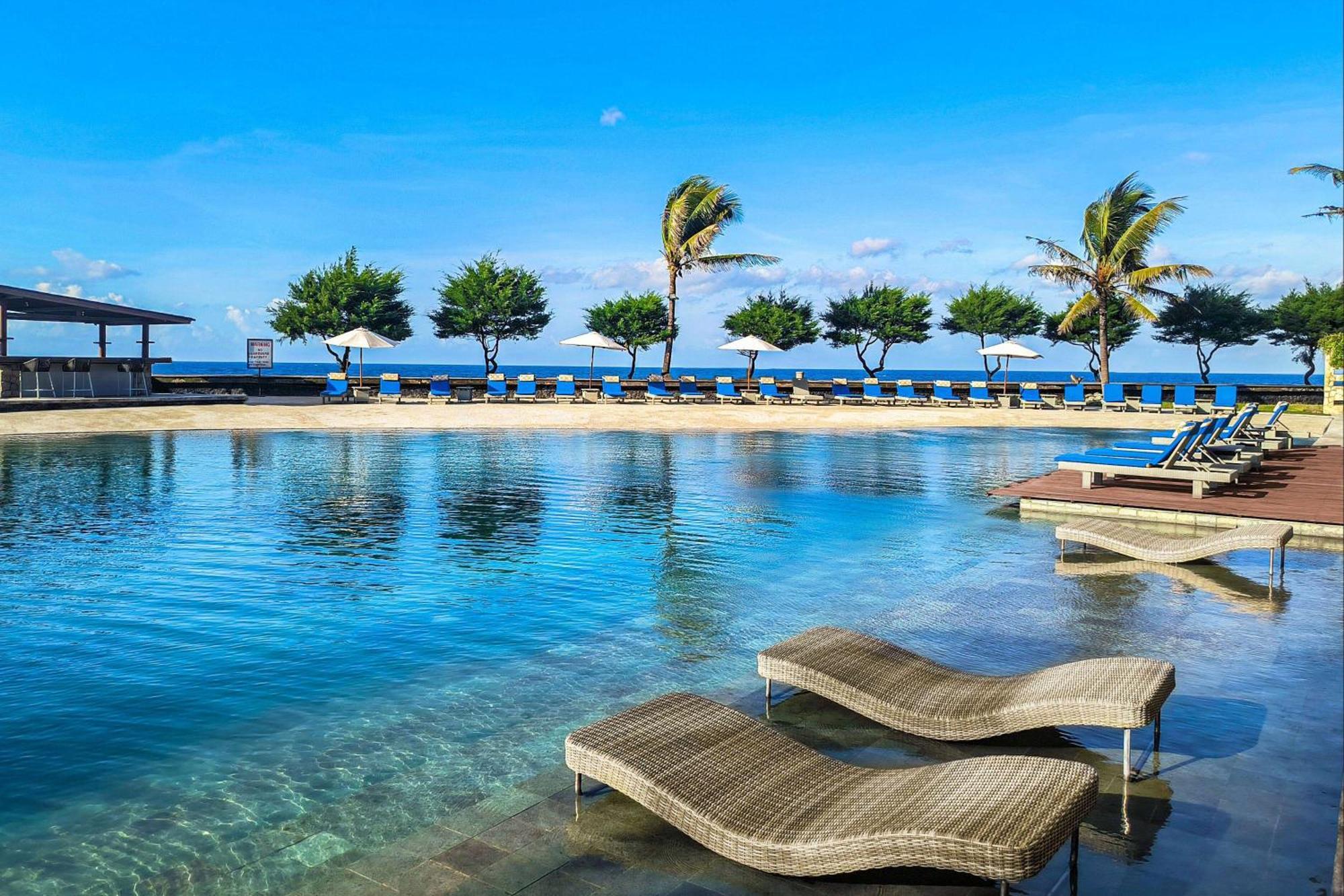 Wyndham Tamansari Jivva Resort Bali Siyut Exterior foto The beach at the hotel