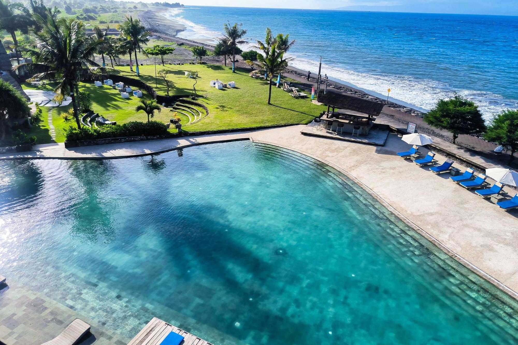 Wyndham Tamansari Jivva Resort Bali Siyut Exterior foto The beach at the hotel
